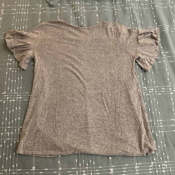 Gyft Gray Women's Top with ruffle sleeves size L - Picture 6 of 6